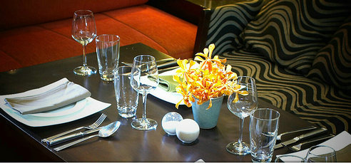 如梦似幻夜光杯 葡萄酒酒杯的鉴赏与餐饮服务艺术